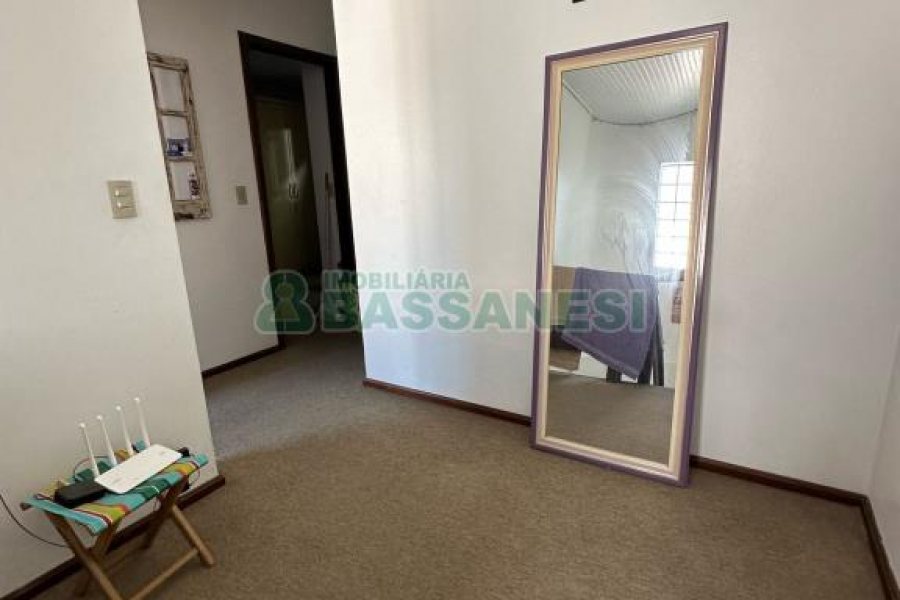 Casa com 105m², 3 dormitórios, 2 vagas, no bairro Interlagos em Caxias do Sul para Comprar