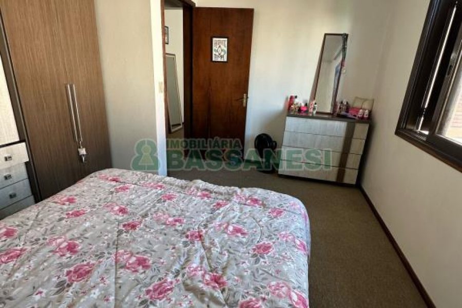 Casa com 105m², 3 dormitórios, 2 vagas, no bairro Interlagos em Caxias do Sul para Comprar