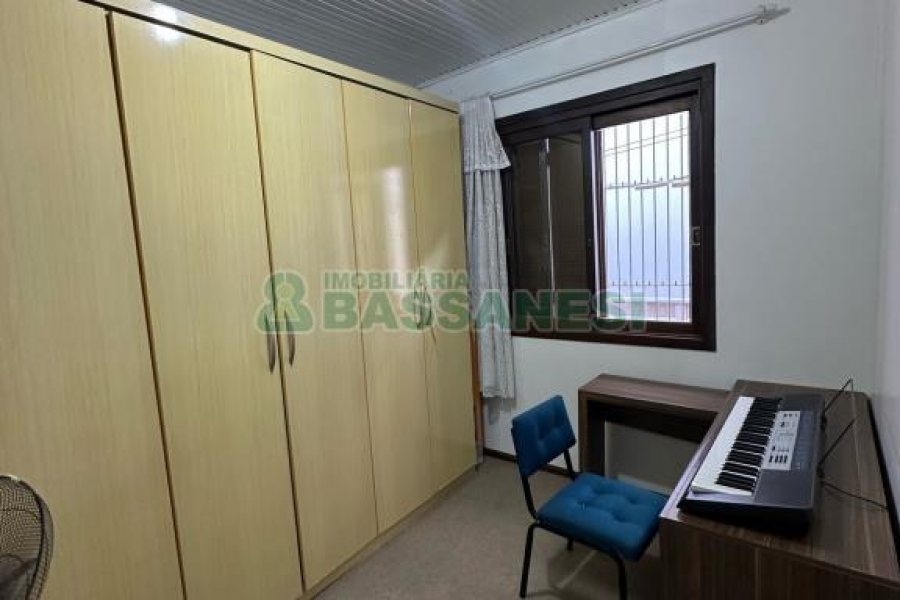 Casa com 105m², 3 dormitórios, 2 vagas, no bairro Interlagos em Caxias do Sul para Comprar