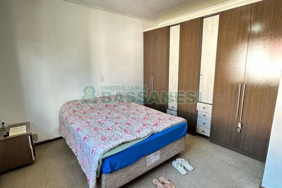 Casa com 105m², 3 dormitórios, 2 vagas, no bairro Interlagos em Caxias do Sul para Comprar