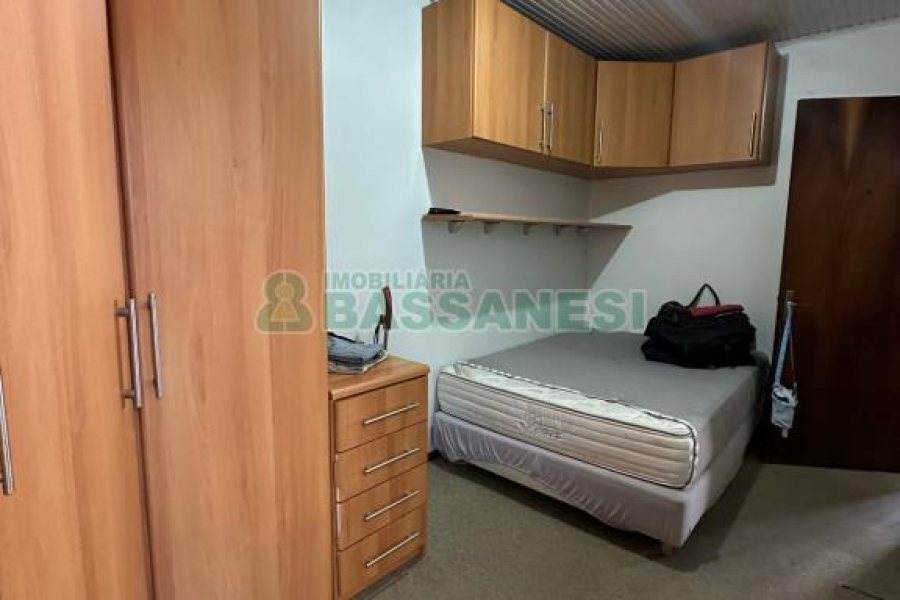 Casa com 105m², 3 dormitórios, 2 vagas, no bairro Interlagos em Caxias do Sul para Comprar