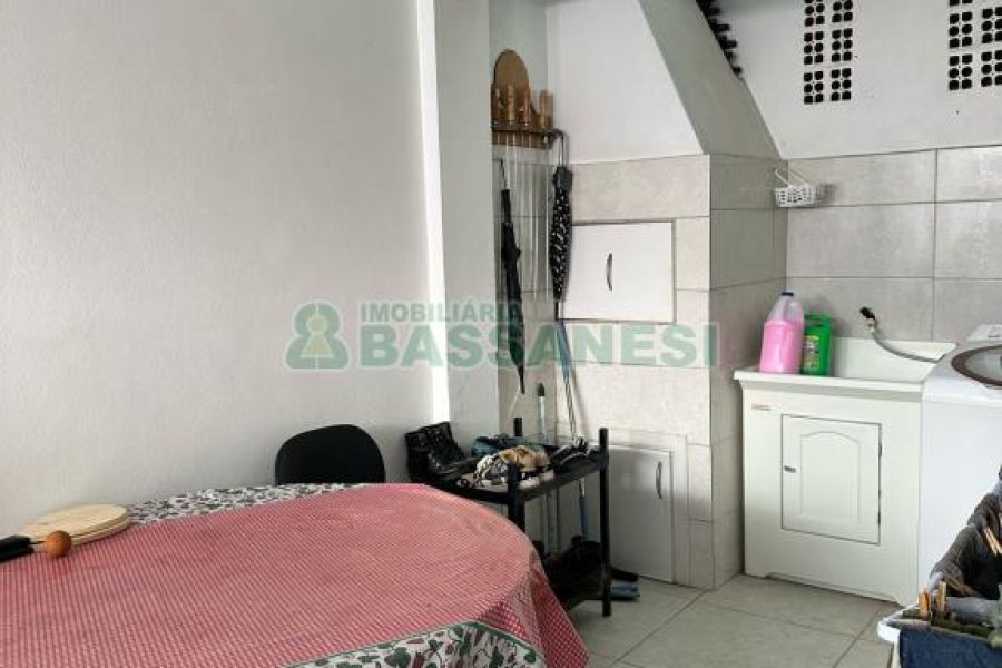 Casa com 105m², 3 dormitórios, 2 vagas, no bairro Interlagos em Caxias do Sul para Comprar