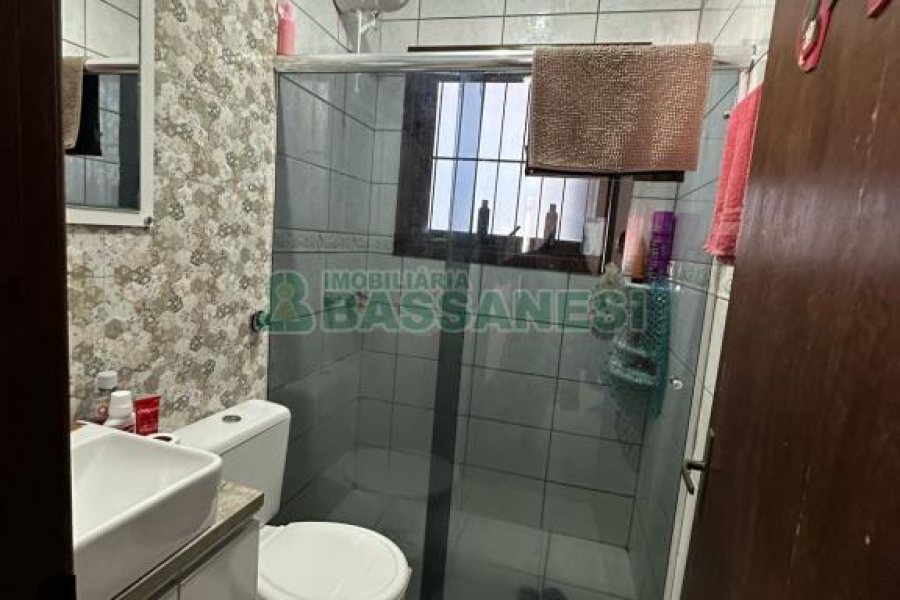 Casa com 105m², 3 dormitórios, 2 vagas, no bairro Interlagos em Caxias do Sul para Comprar