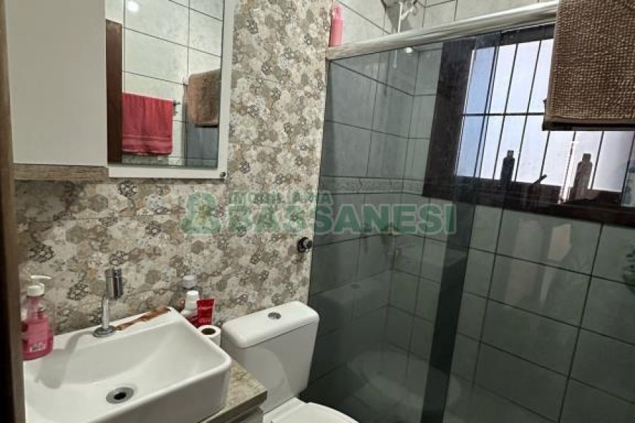 Casa com 105m², 3 dormitórios, 2 vagas, no bairro Interlagos em Caxias do Sul para Comprar