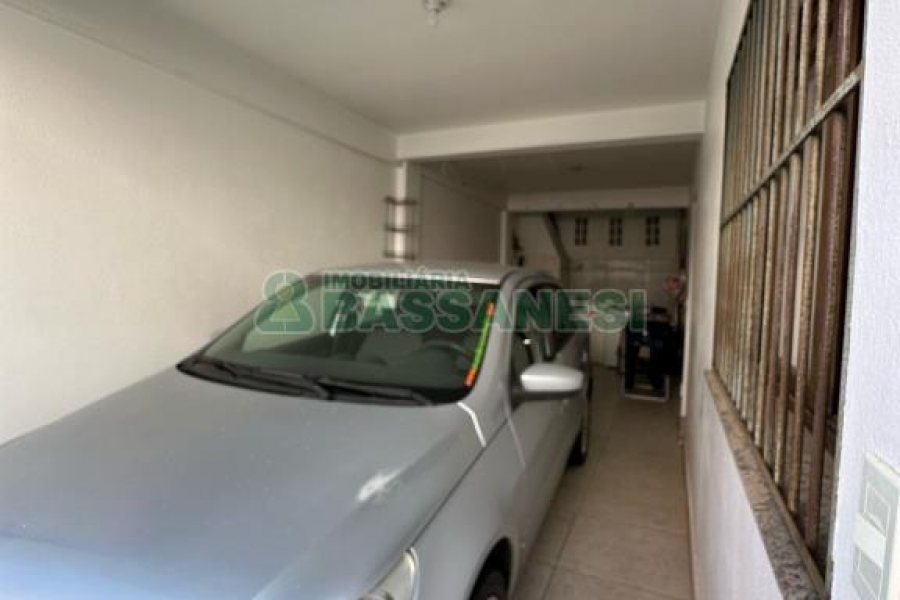 Casa com 105m², 3 dormitórios, 2 vagas, no bairro Interlagos em Caxias do Sul para Comprar