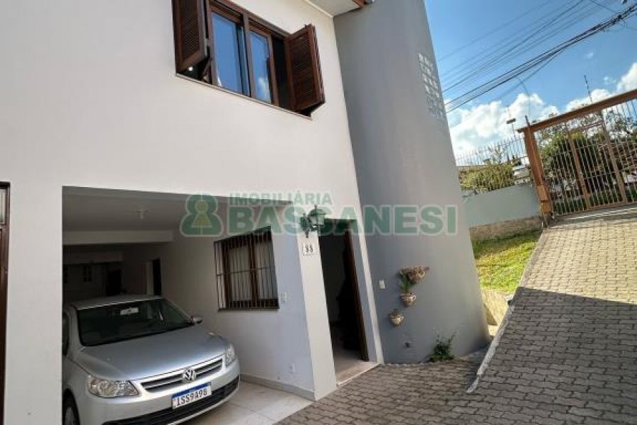 Casa com 105m², 3 dormitórios, 2 vagas, no bairro Interlagos em Caxias do Sul para Comprar