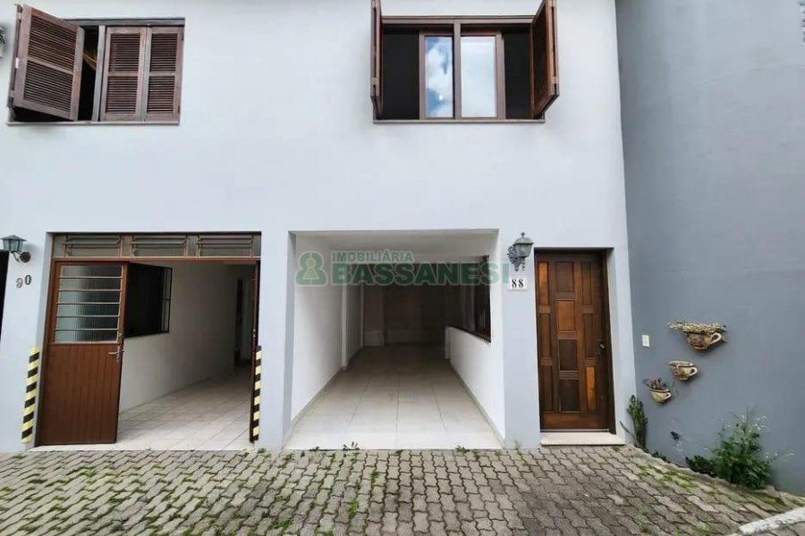Casa com 105m², 3 dormitórios, 2 vagas, no bairro Interlagos em Caxias do Sul para Comprar