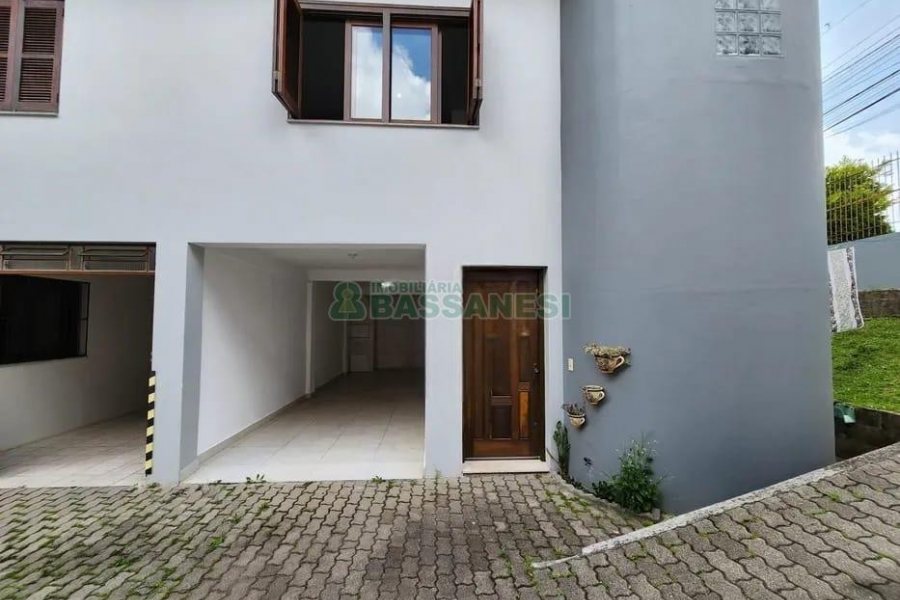 Casa com 105m², 3 dormitórios, 2 vagas, no bairro Interlagos em Caxias do Sul para Comprar