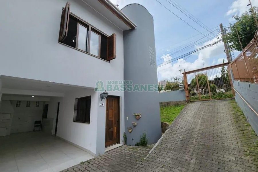 Casa com 105m², 3 dormitórios, 2 vagas, no bairro Interlagos em Caxias do Sul para Comprar