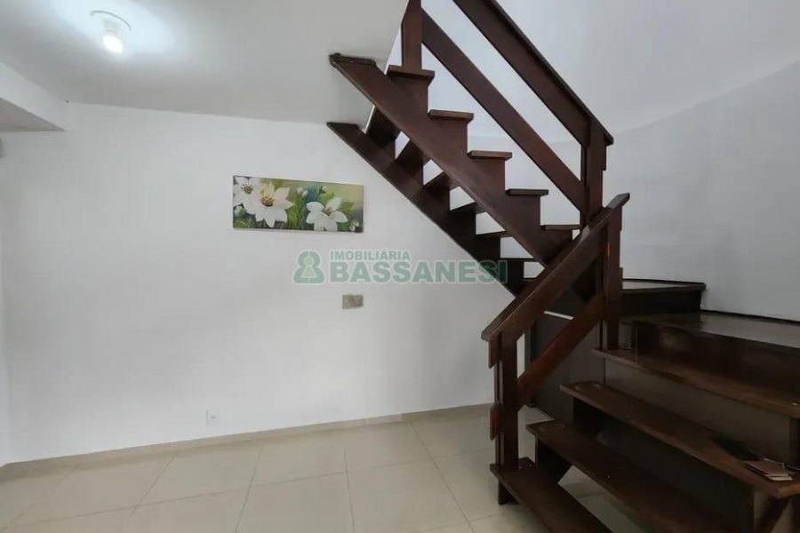 Casa com 105m², 3 dormitórios, 2 vagas, no bairro Interlagos em Caxias do Sul para Comprar