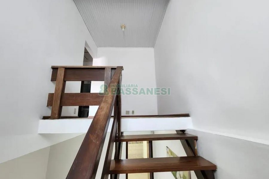 Casa com 105m², 3 dormitórios, 2 vagas, no bairro Interlagos em Caxias do Sul para Comprar