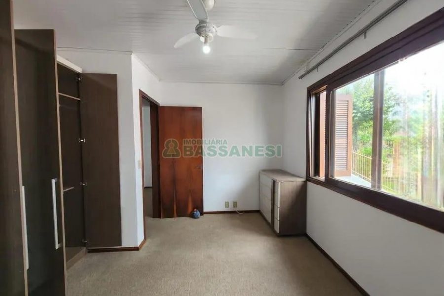 Casa com 105m², 3 dormitórios, 2 vagas, no bairro Interlagos em Caxias do Sul para Comprar