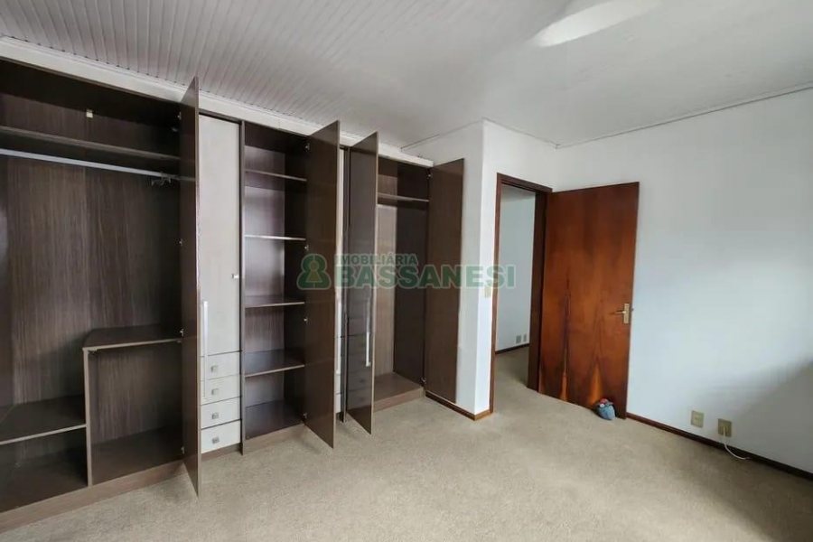 Casa com 105m², 3 dormitórios, 2 vagas, no bairro Interlagos em Caxias do Sul para Comprar