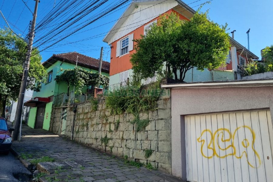 Casa com 100m², 3 dormitórios, 2 vagas, no bairro Centro em Caxias do Sul para Comprar