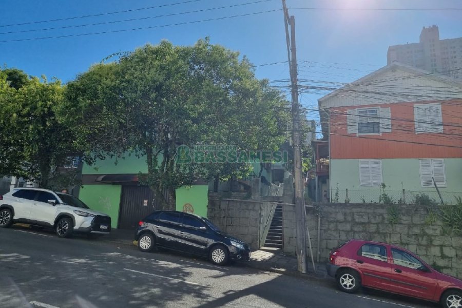 Casa com 100m², 3 dormitórios, 2 vagas, no bairro Centro em Caxias do Sul para Comprar