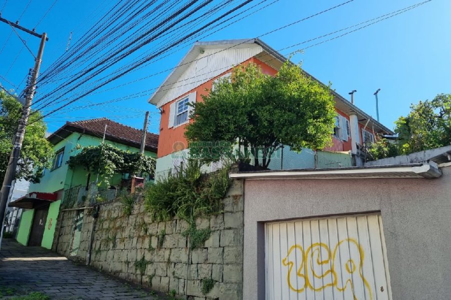 Casa com 100m², 3 dormitórios, 2 vagas, no bairro Centro em Caxias do Sul para Comprar