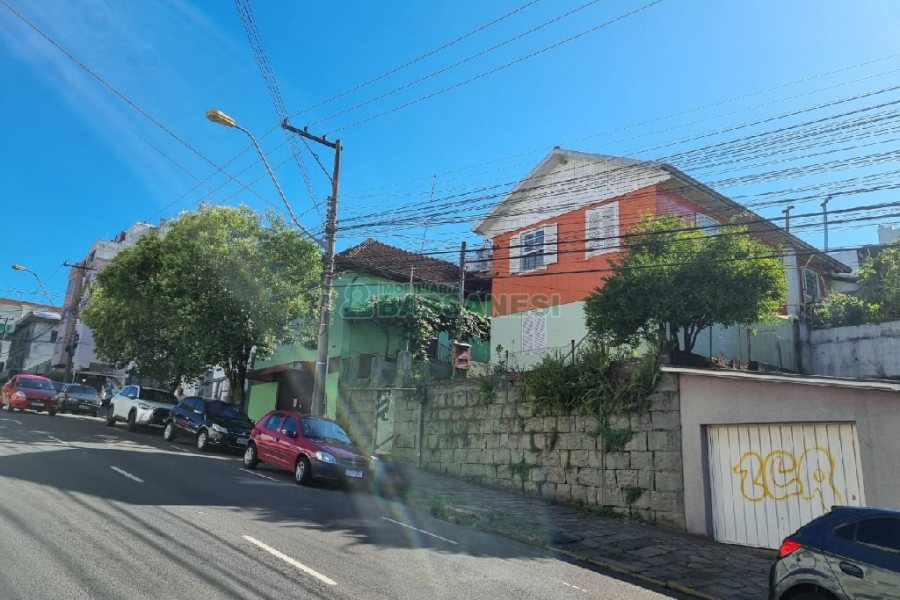 Casa com 100m², 3 dormitórios, 2 vagas, no bairro Centro em Caxias do Sul para Comprar
