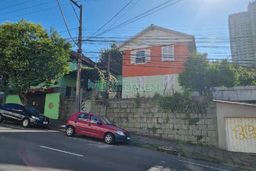 Casa com 100m², 3 dormitórios, 2 vagas, no bairro Centro em Caxias do Sul para Comprar