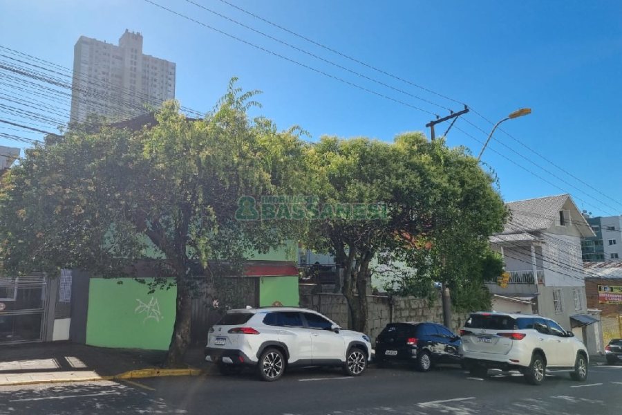 Casa com 100m², 3 dormitórios, 2 vagas, no bairro Centro em Caxias do Sul para Comprar