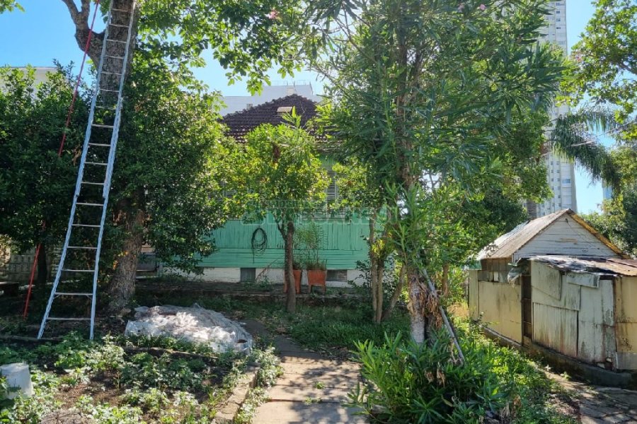 Casa com 100m², 3 dormitórios, 2 vagas, no bairro Centro em Caxias do Sul para Comprar