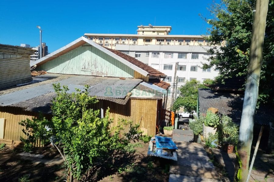 Casa com 100m², 3 dormitórios, 2 vagas, no bairro Centro em Caxias do Sul para Comprar