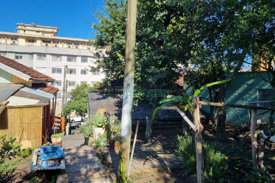 Casa com 100m², 3 dormitórios, 2 vagas, no bairro Centro em Caxias do Sul para Comprar