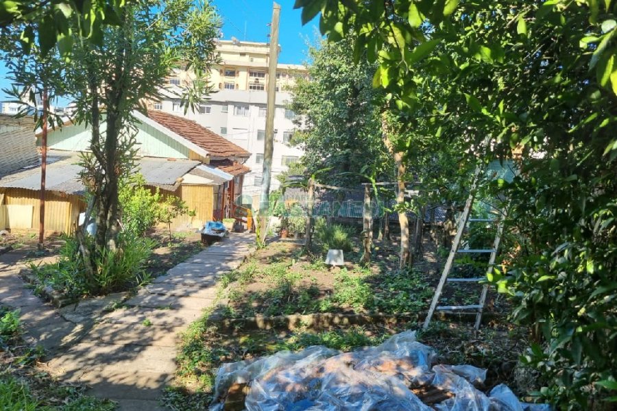 Casa com 100m², 3 dormitórios, 2 vagas, no bairro Centro em Caxias do Sul para Comprar