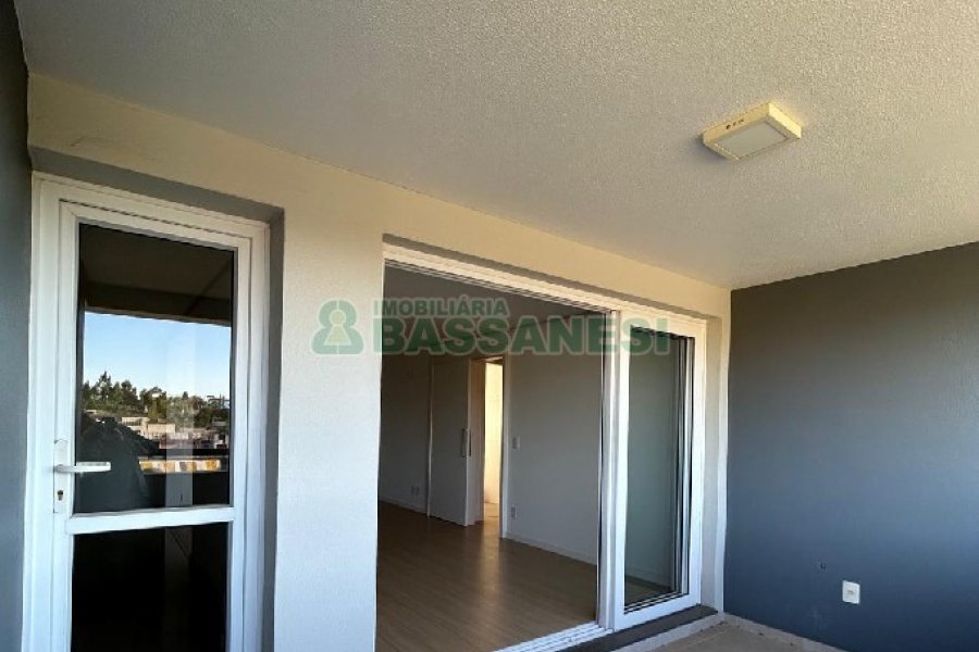 Apartamento com 80m², 2 dormitórios, 2 vagas, no bairro Vila Horn em Caxias do Sul para Comprar