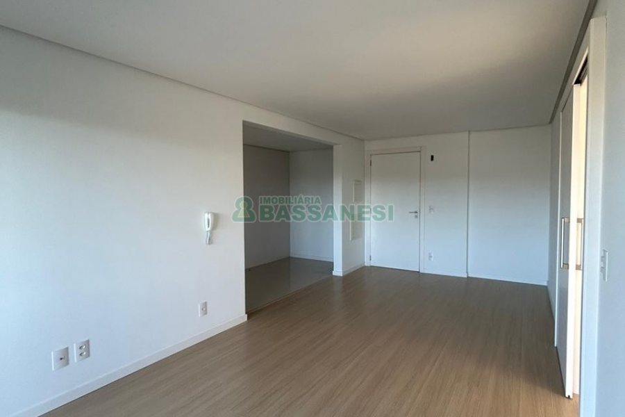 Apartamento com 80m², 2 dormitórios, 2 vagas, no bairro Vila Horn em Caxias do Sul para Comprar