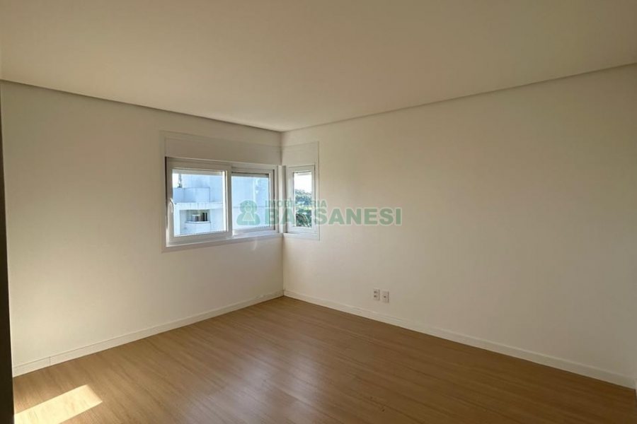 Apartamento com 80m², 2 dormitórios, 2 vagas, no bairro Vila Horn em Caxias do Sul para Comprar