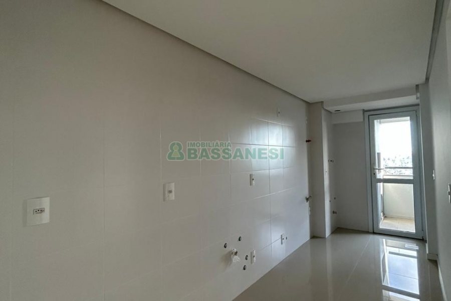 Apartamento com 80m², 2 dormitórios, 2 vagas, no bairro Vila Horn em Caxias do Sul para Comprar