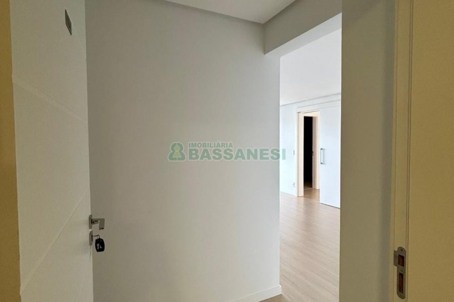Apartamento com 80m², 2 dormitórios, 2 vagas, no bairro Vila Horn em Caxias do Sul para Comprar