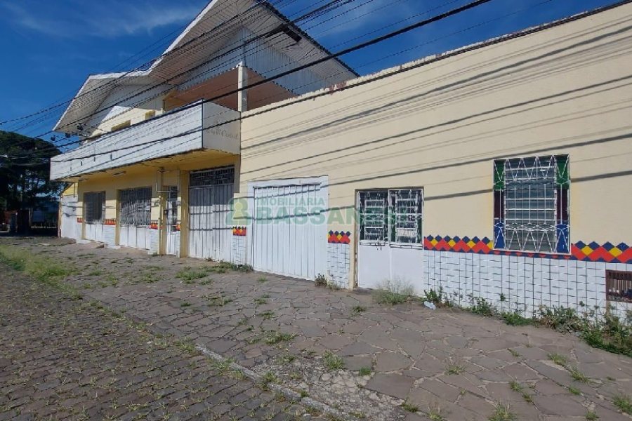 Loja com 700m², 4 vagas, no bairro Nossa Senhora de Fátima em Caxias do Sul para Alugar ou Comprar