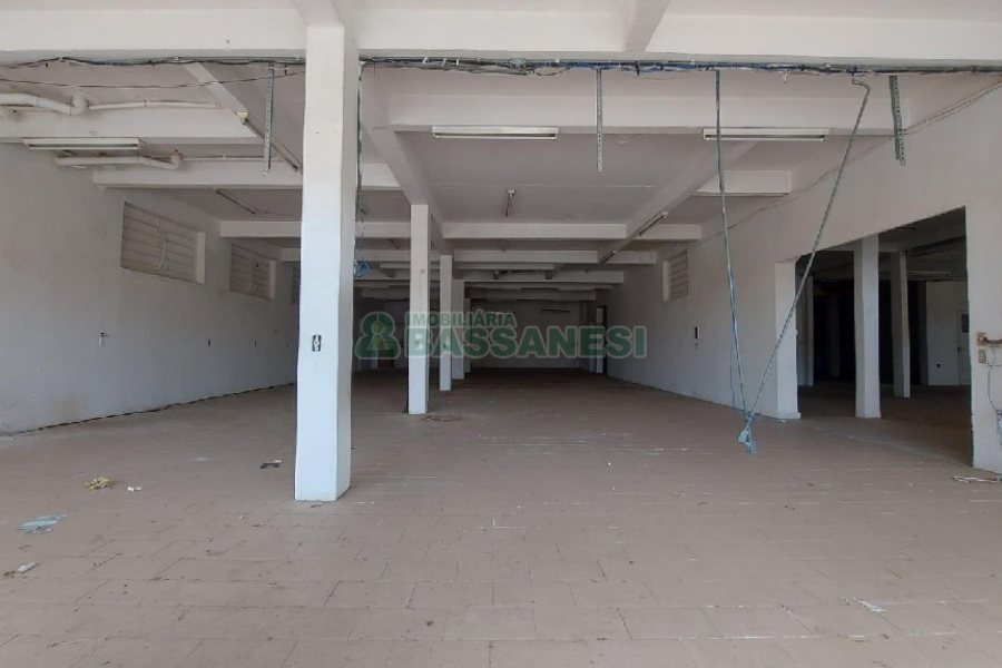 Loja com 700m², 4 vagas, no bairro Nossa Senhora de Fátima em Caxias do Sul para Alugar ou Comprar