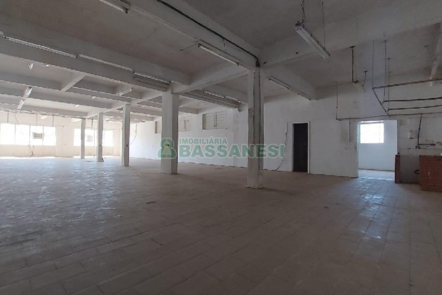 Loja com 700m², 4 vagas, no bairro Nossa Senhora de Fátima em Caxias do Sul para Alugar ou Comprar