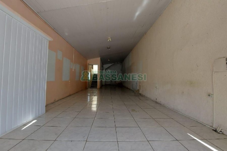 Loja com 700m², 4 vagas, no bairro Nossa Senhora de Fátima em Caxias do Sul para Alugar ou Comprar