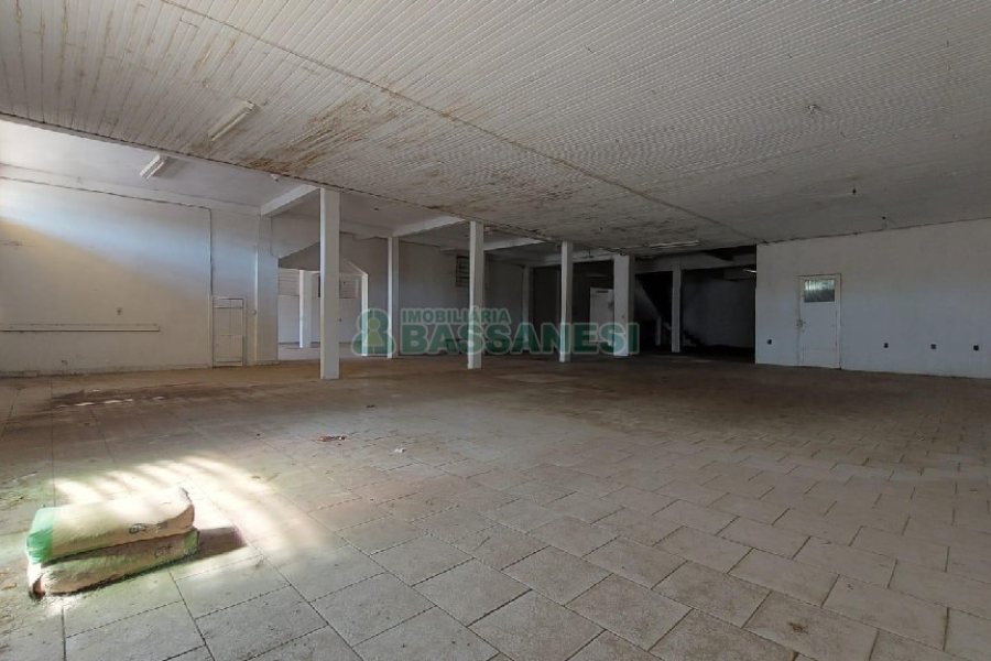 Loja com 700m², 4 vagas, no bairro Nossa Senhora de Fátima em Caxias do Sul para Alugar ou Comprar