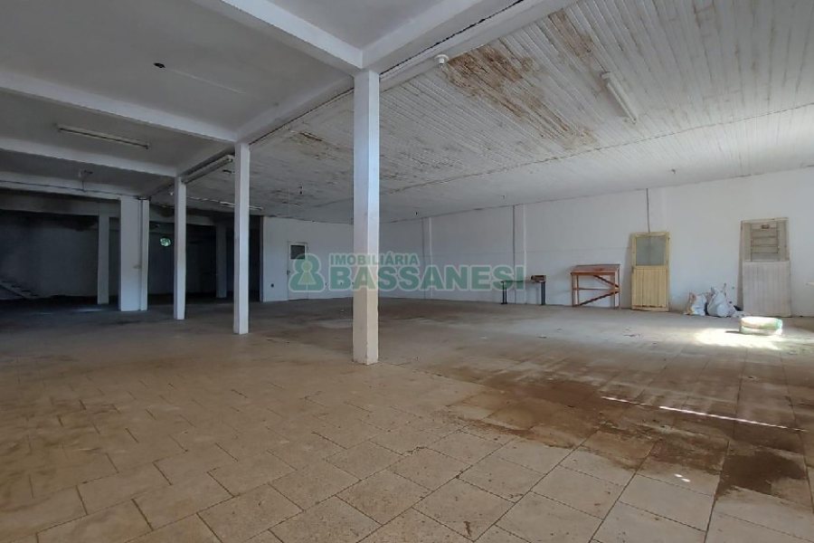 Loja com 700m², 4 vagas, no bairro Nossa Senhora de Fátima em Caxias do Sul para Alugar ou Comprar