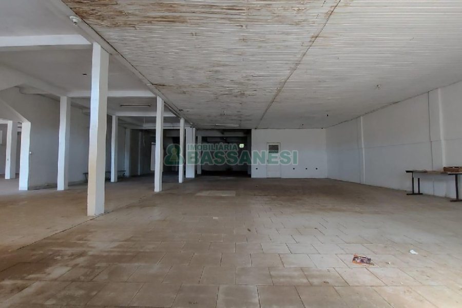 Loja com 700m², 4 vagas, no bairro Nossa Senhora de Fátima em Caxias do Sul para Alugar ou Comprar