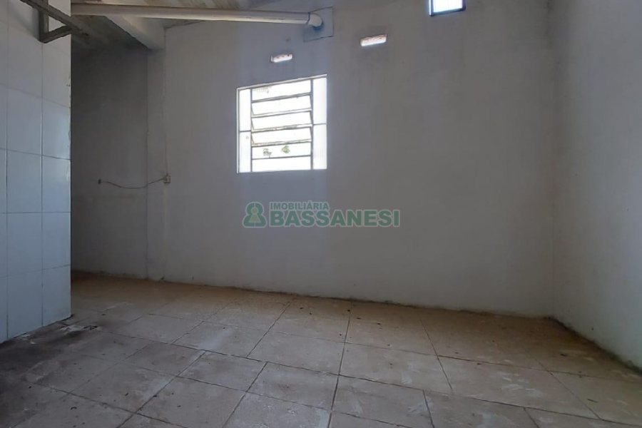 Loja com 700m², 4 vagas, no bairro Nossa Senhora de Fátima em Caxias do Sul para Alugar ou Comprar