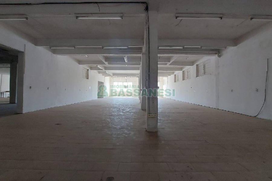 Loja com 700m², 4 vagas, no bairro Nossa Senhora de Fátima em Caxias do Sul para Alugar ou Comprar