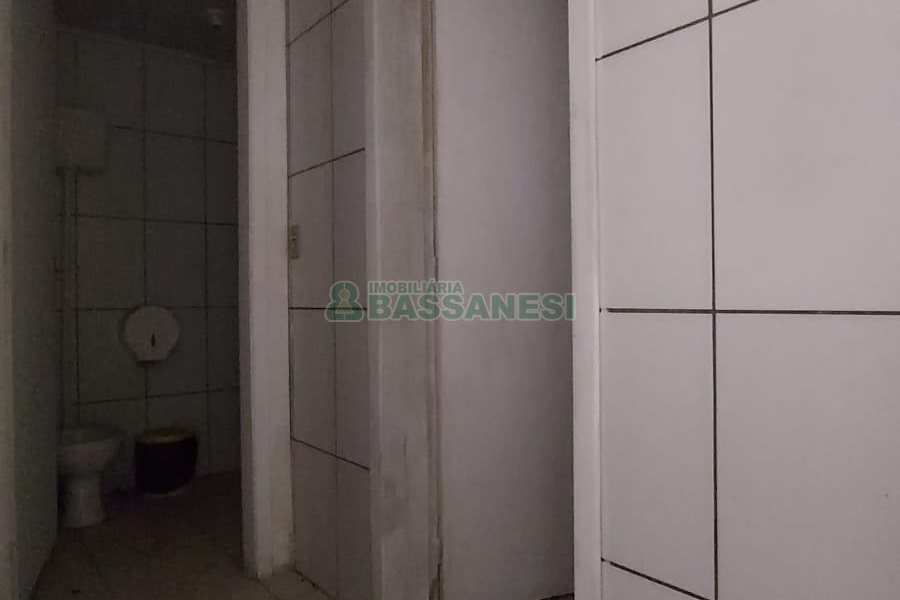 Loja com 700m², 4 vagas, no bairro Nossa Senhora de Fátima em Caxias do Sul para Alugar ou Comprar