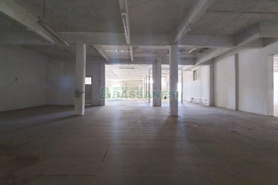Loja com 700m², 4 vagas, no bairro Nossa Senhora de Fátima em Caxias do Sul para Alugar ou Comprar