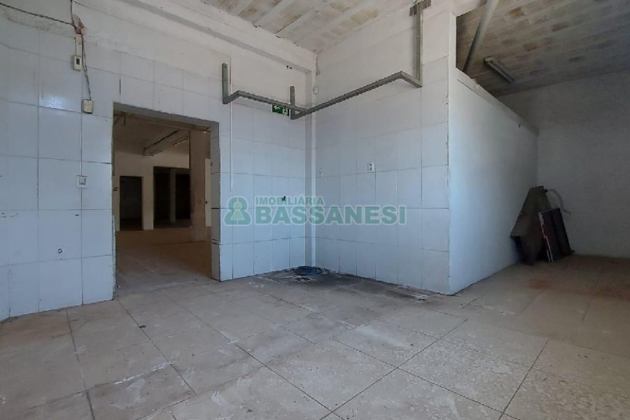 Loja com 700m², 4 vagas, no bairro Nossa Senhora de Fátima em Caxias do Sul para Alugar ou Comprar