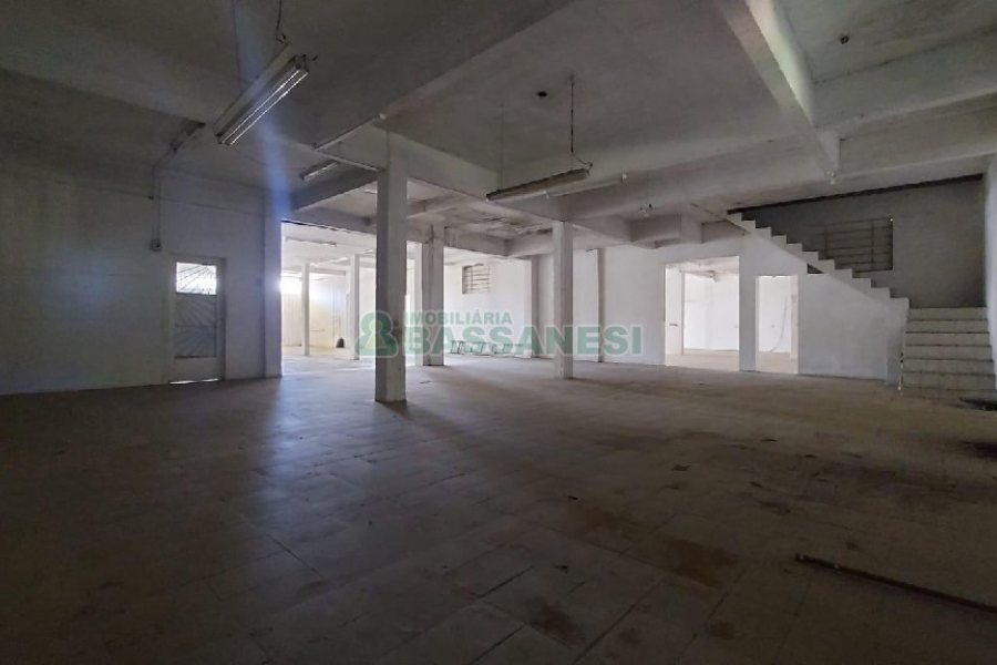 Loja com 700m², 4 vagas, no bairro Nossa Senhora de Fátima em Caxias do Sul para Alugar ou Comprar
