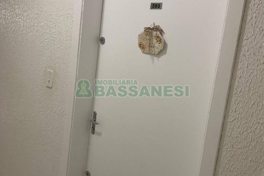 Apto Mobiliado com 56m², 2 dormitórios, 1 vaga, no bairro Cinqüentenário em Caxias do Sul para Alugar