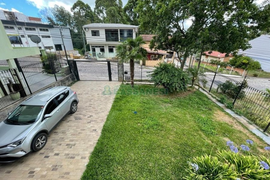 Casa Mobiliada com 280m², 3 dormitórios, 2 vagas, no bairro Cinqüentenário em Caxias do Sul para Alugar