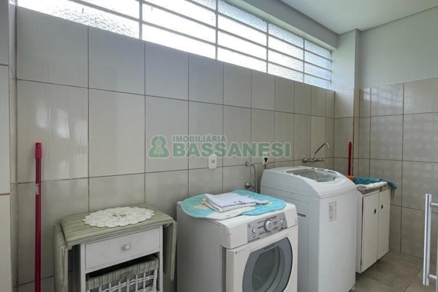 Casa Mobiliada com 280m², 3 dormitórios, 2 vagas, no bairro Cinqüentenário em Caxias do Sul para Alugar