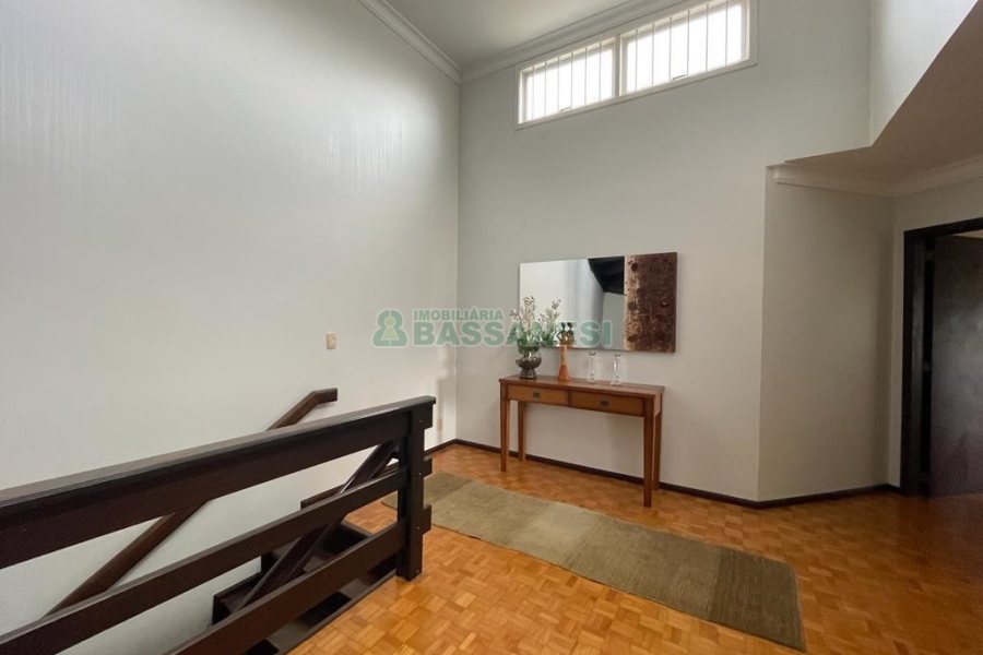 Casa Mobiliada com 280m², 3 dormitórios, 2 vagas, no bairro Cinqüentenário em Caxias do Sul para Alugar