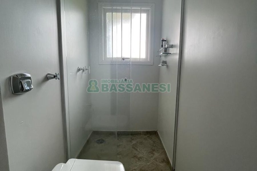 Casa Mobiliada com 280m², 3 dormitórios, 2 vagas, no bairro Cinqüentenário em Caxias do Sul para Alugar